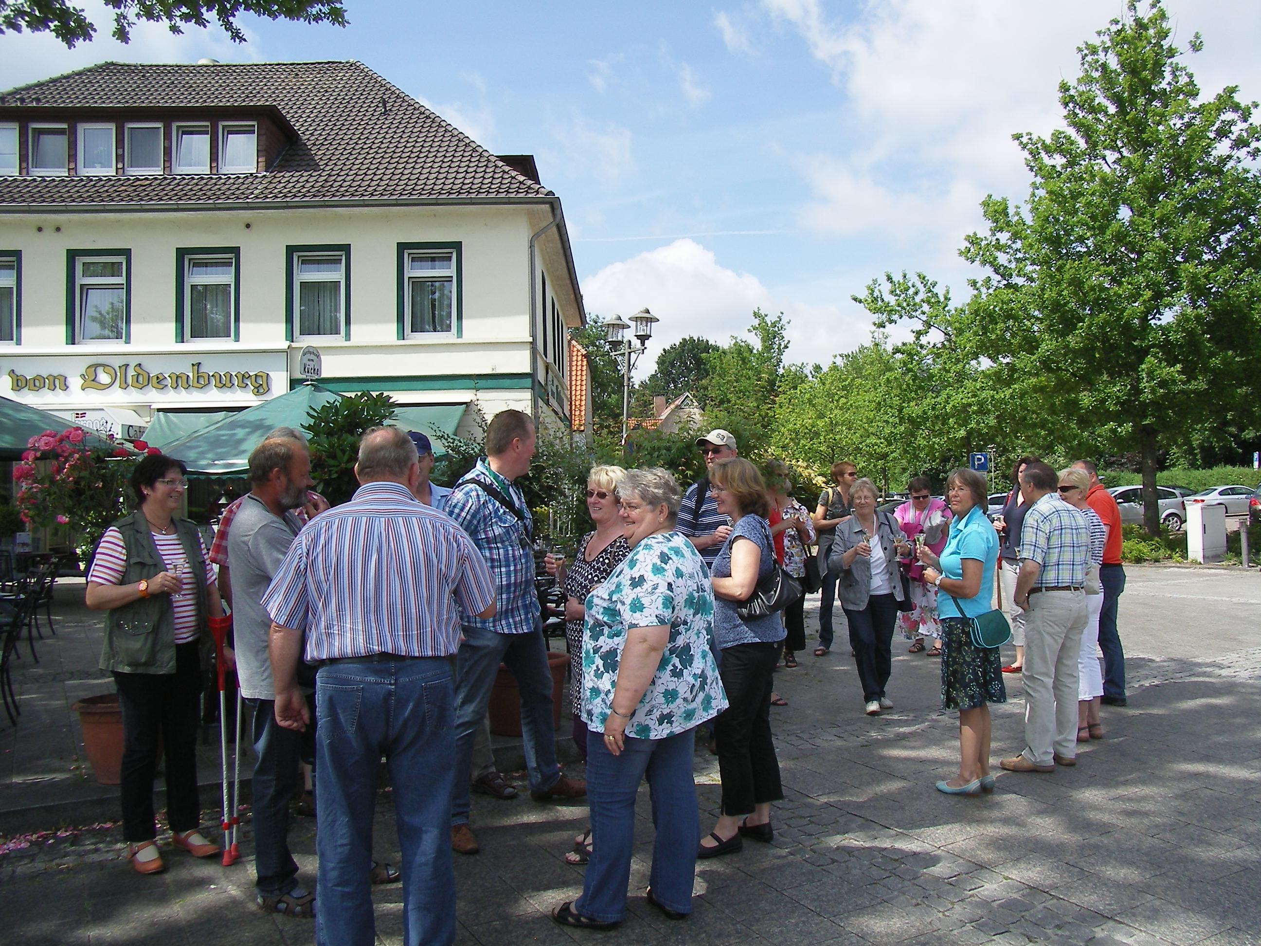 Gruppenführungen. Die Sonne lacht.